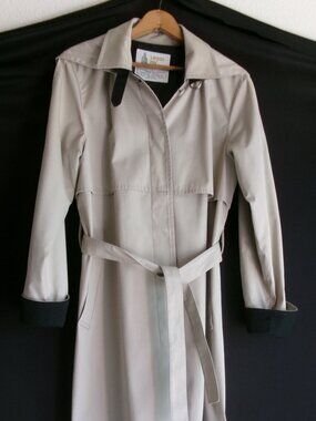 VINTAGE,LIKE NEW! LONDON FOG, BEIGE WITH BLACK ACCENT TRIM, SIZE 12, TRENCH COAT